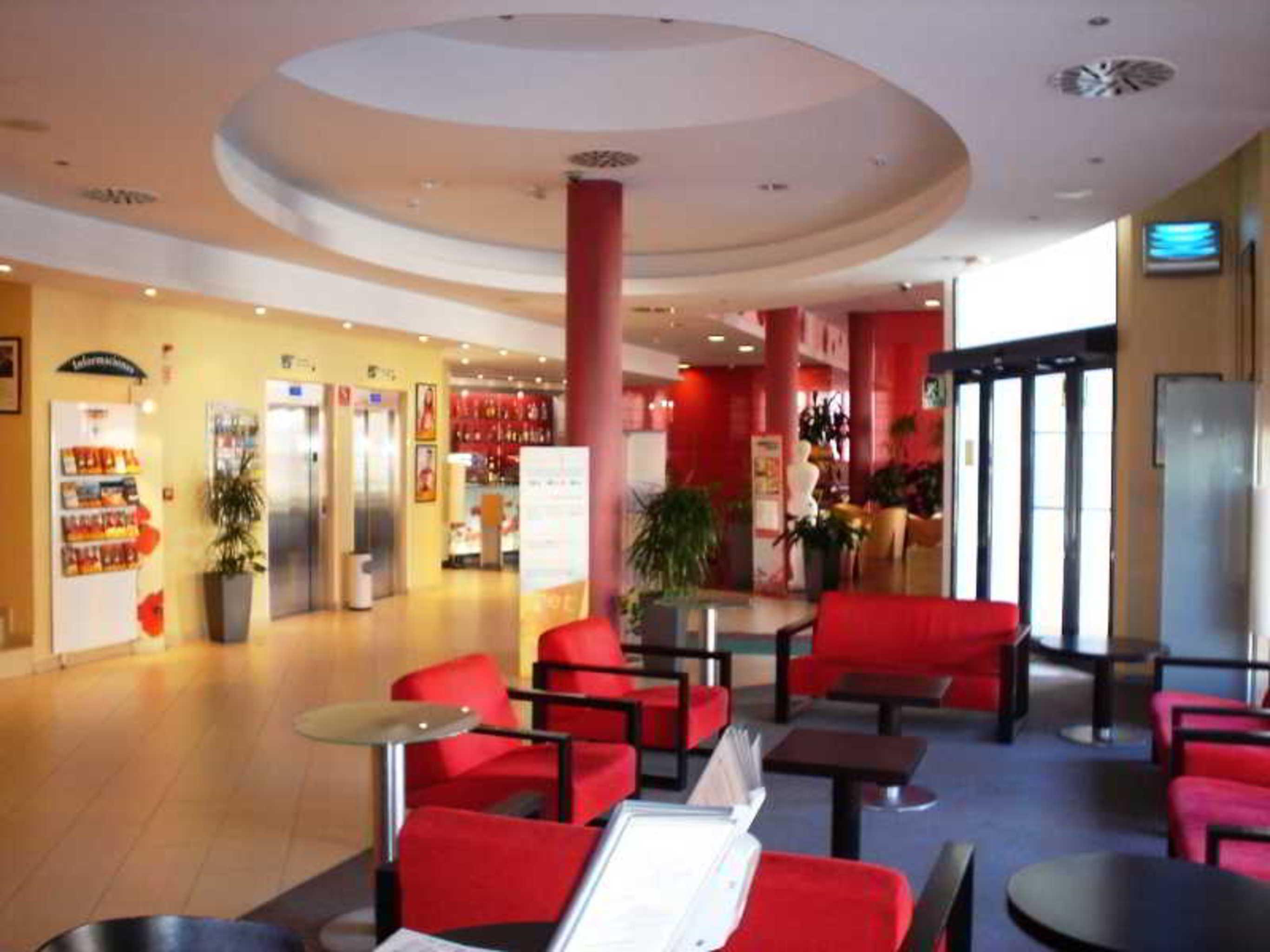 Отель Ibis Malaga Centro Ciudad Экстерьер фото